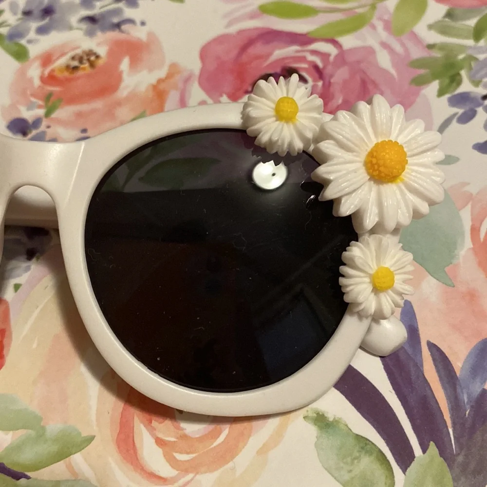Girls white daisy sunglasses